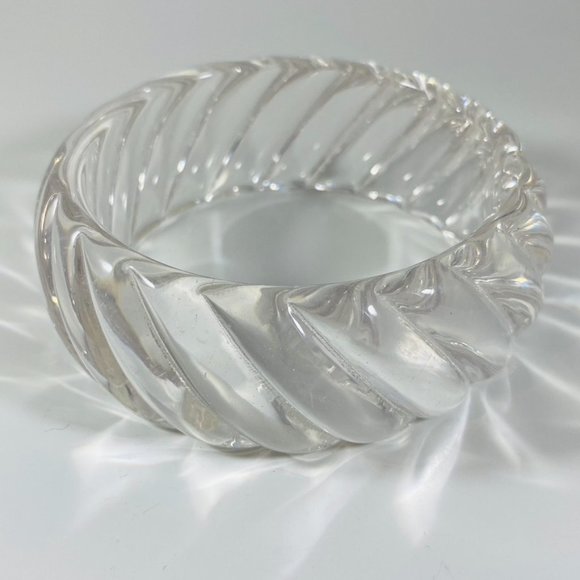 Swirled pattern clear lucite bangle bracelet in crystal clear vintage st… - Picture 3 of 4